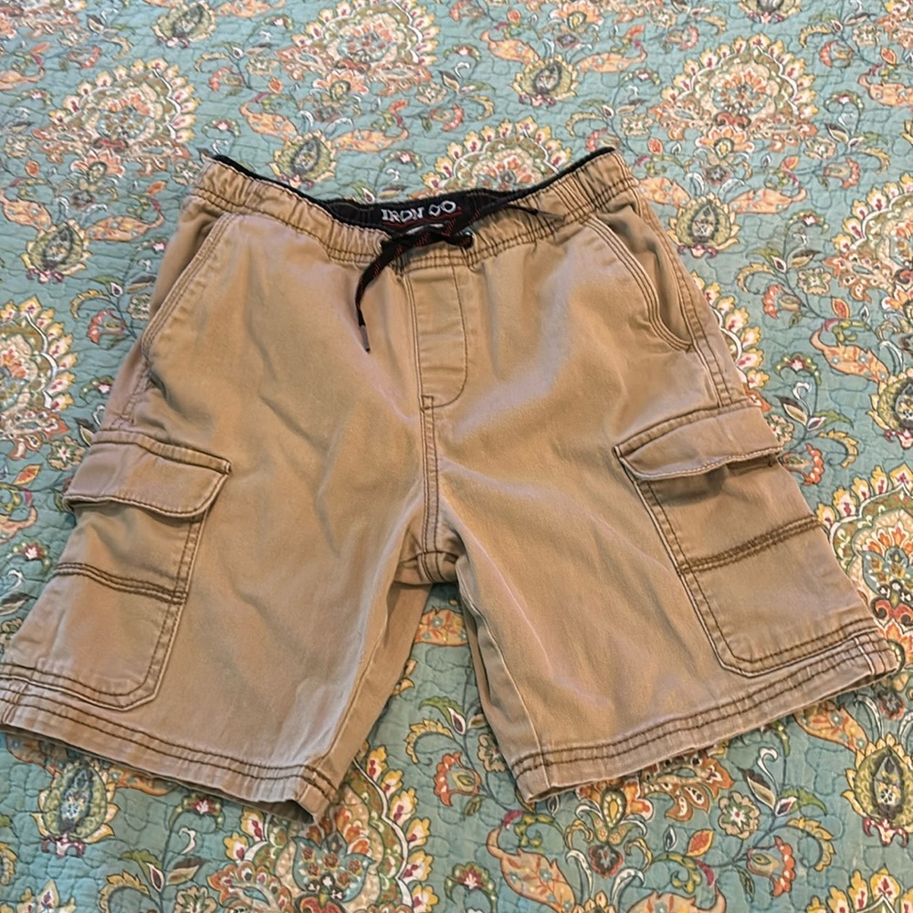 Cargo shorts tan